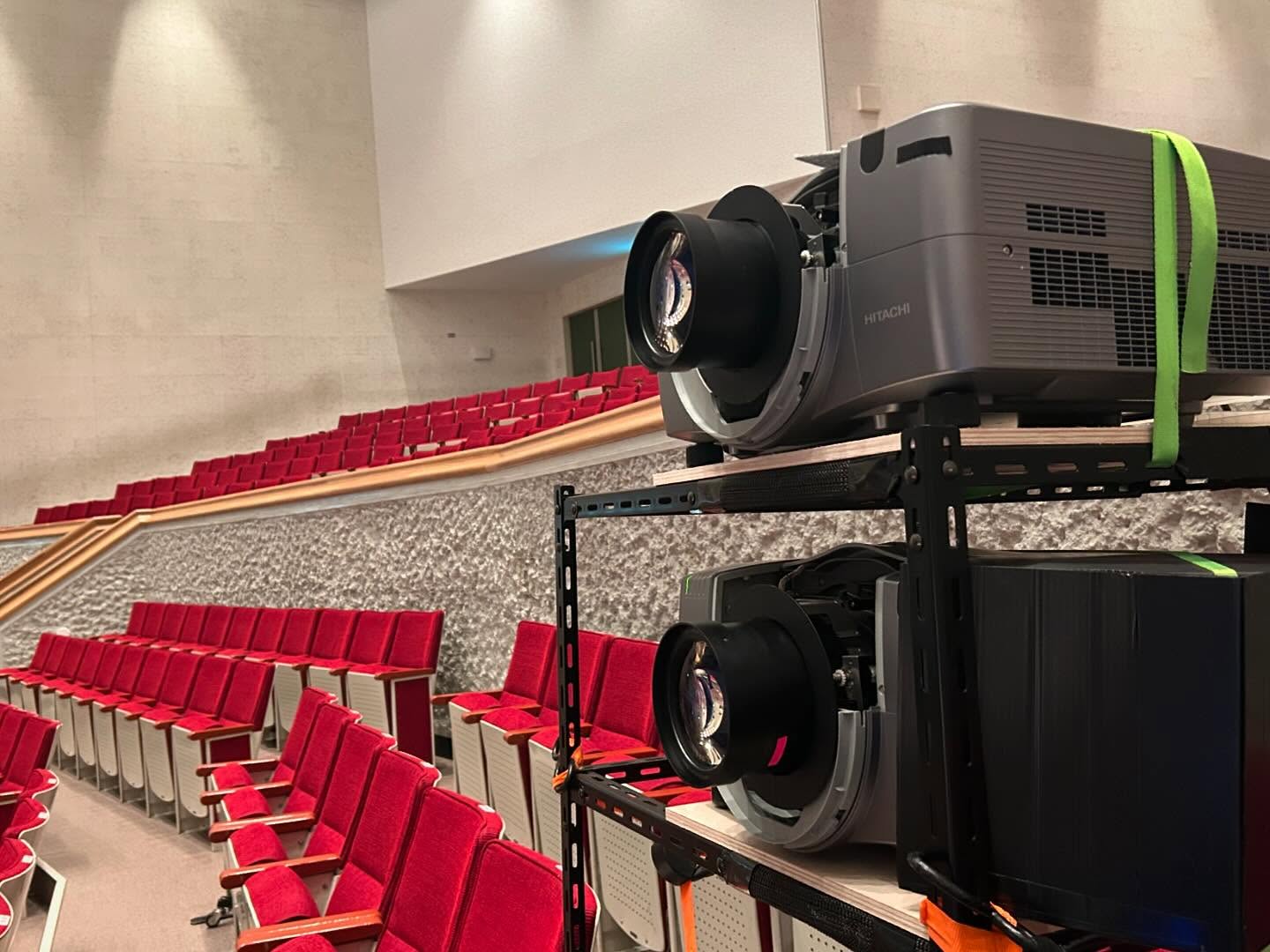 梅花流奉詠大会でプロジェクター投影、音響を担当させて頂きました。 新潟第一宗務所のみなさんありがとうございました！ #映像 #音響 #梅花流奉詠大会